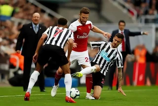 高尔夫球重庆女子公开赛挥杆 首轮彭严萱63杆破纪录领先高尔夫球重庆女子公开赛挥杆 首轮彭严萱63杆破纪录领先